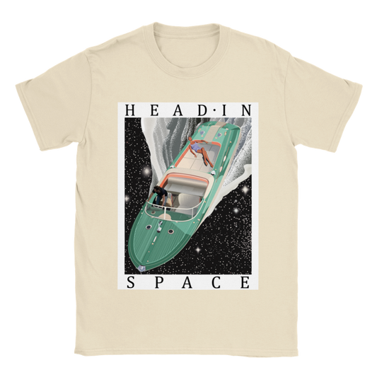 T-shirt graphic tees - Illustration impression textile science-fiction (sci fi) fantasy - Tshirt oversize yacht dans une galaxie rétrofuturisme - Femme sur bateau de luxe galaxy - Haut à manches courtes en coton avec impression - Beige vert kaki brun foncé gris noir - Taille S M L XL 2XL - Art digital printmaking art t shirt store