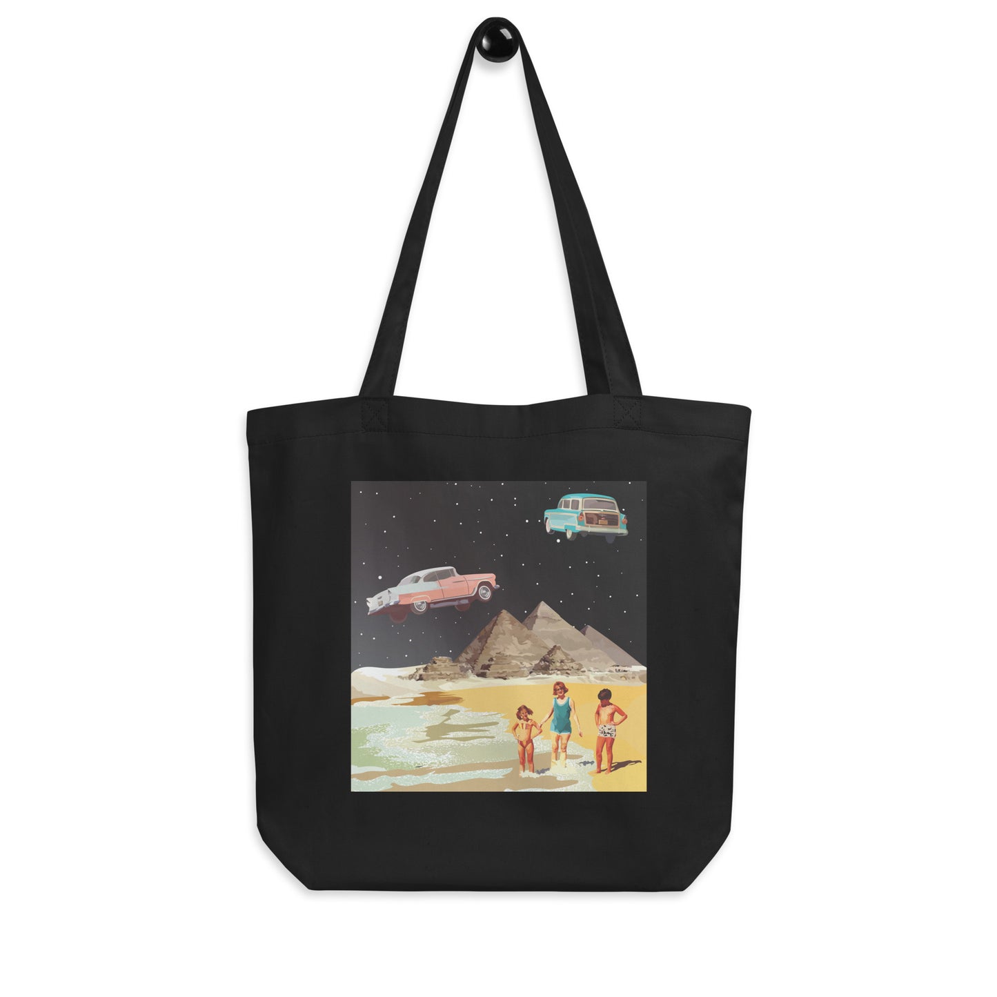 Tote bag en coton avec impression transfert thermique. Sac écologique réutilisable noir beige. Illustration art graphique rétrofuturiste éclectique; automobiles volantes rétro, plage, pyramides.