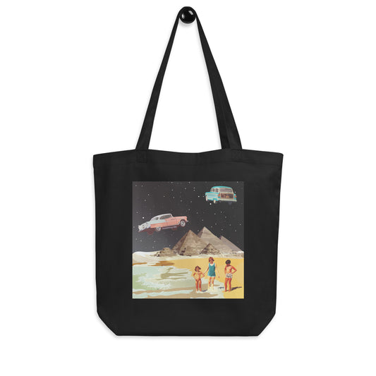 Tote bag en coton avec impression transfert thermique. Sac écologique réutilisable noir beige. Illustration art graphique rétrofuturiste éclectique; automobiles volantes rétro, plage, pyramides.