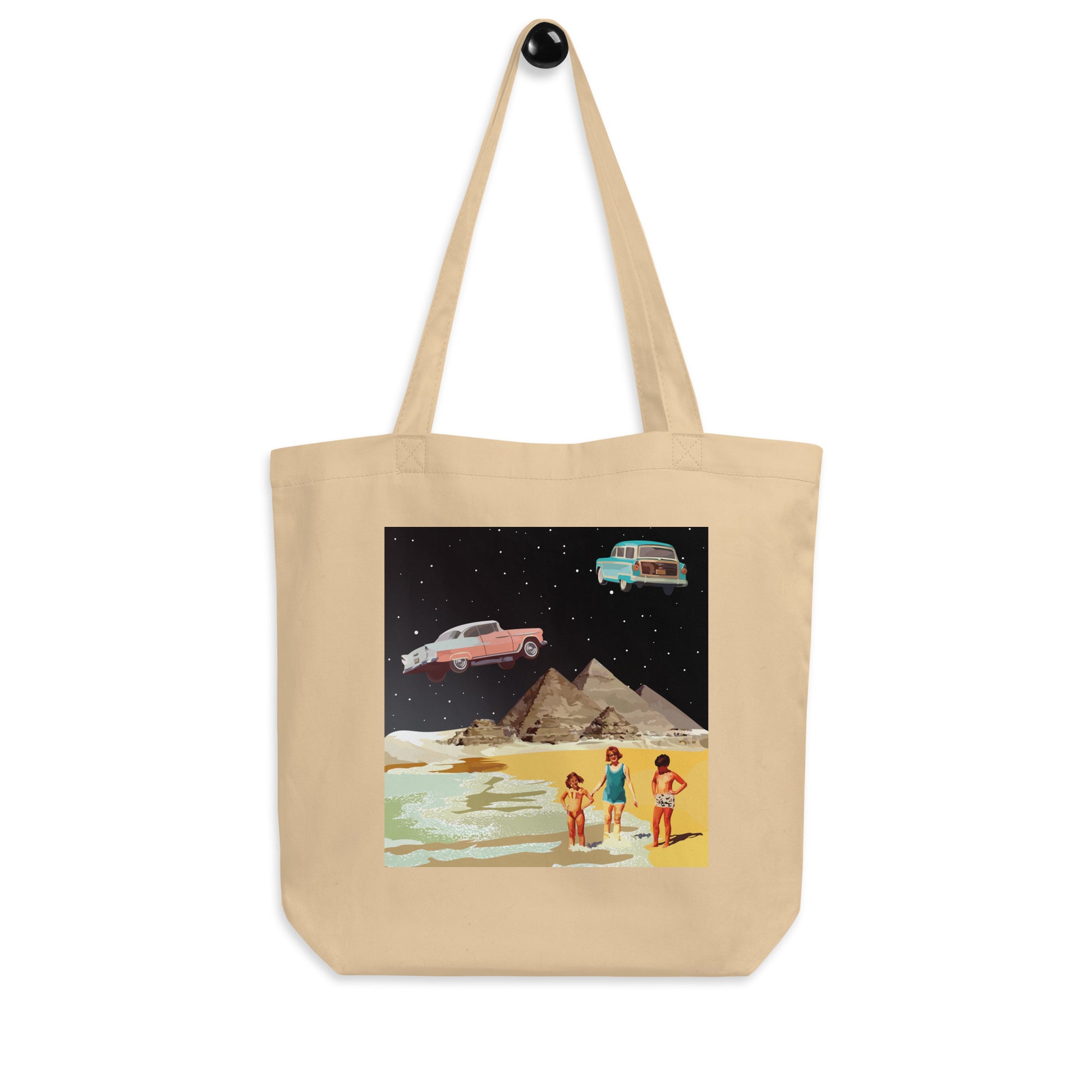 Tote bag en coton avec impression transfert thermique. Sac écologique réutilisable noir beige. Illustration art graphique rétrofuturiste éclectique; automobiles volantes rétro, plage, pyramides.