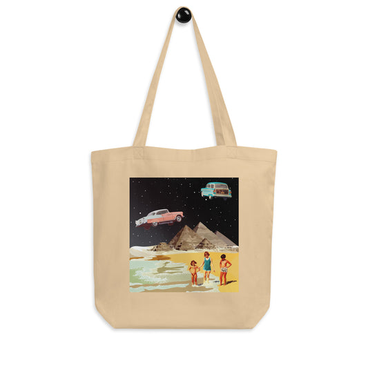 Tote bag en coton avec impression transfert thermique. Sac écologique réutilisable noir beige. Illustration art graphique rétrofuturiste éclectique; automobiles volantes rétro, plage, pyramides.