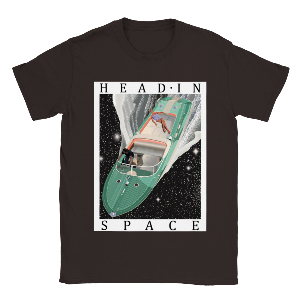 T-shirt graphic tees - Illustration impression textile science-fiction (sci fi) fantasy - Tshirt oversize yacht dans une galaxie rétrofuturisme - Femme sur bateau de luxe galaxy - Haut à manches courtes en coton avec impression - Beige vert kaki brun foncé gris noir - Taille S M L XL 2XL - Art digital printmaking art t shirt store